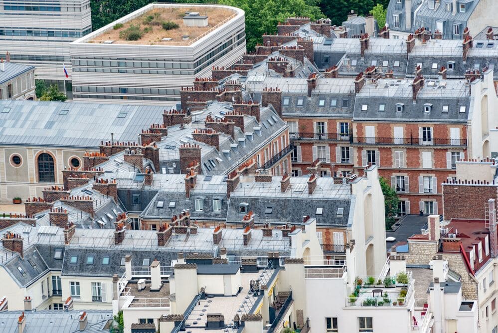 toits parisiens du bati existant avec souches de cheminee et conduits